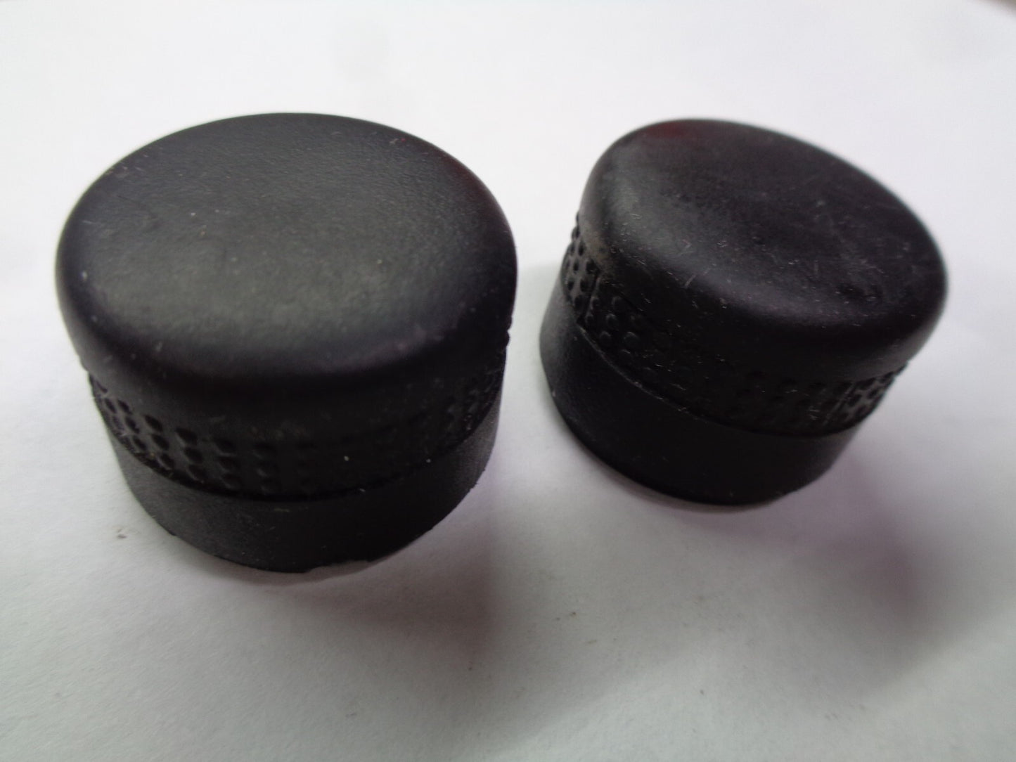 05 06 07 CHEVY UPLANDER  SATURN RELAY RADIO STEREO CONTROL KNOB SET OEM 15862752