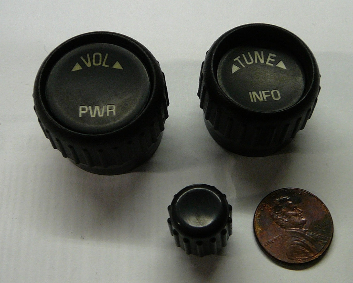 2003 - 2005 GMC Sierra Radio Stereo Tuner Knob Set OEM 10357894