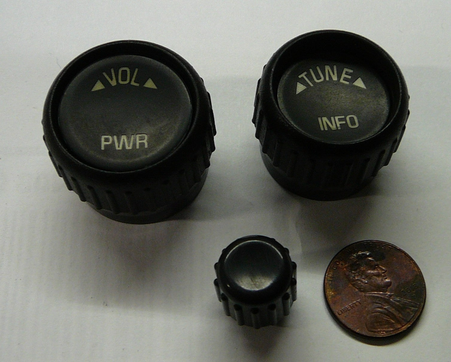 2003 - 2005 GMC Sierra Radio Stereo Tuner Knob Set OEM 10357894