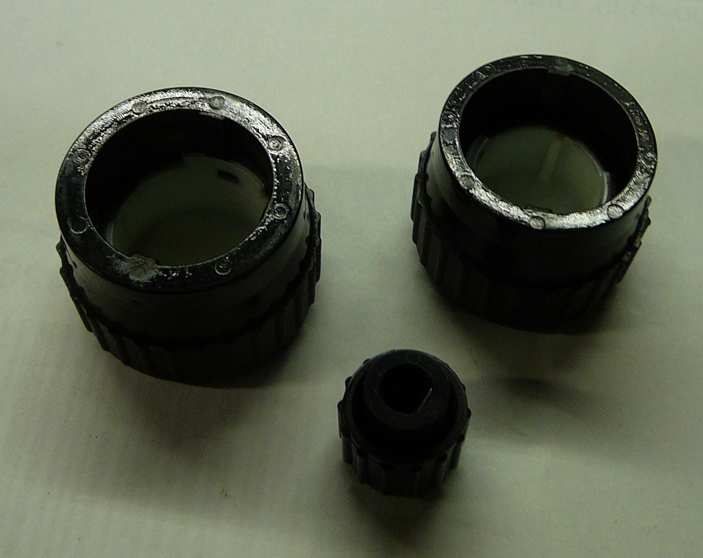 2003 - 2005 GMC Sierra Radio Stereo Tuner Knob Set OEM 10357894