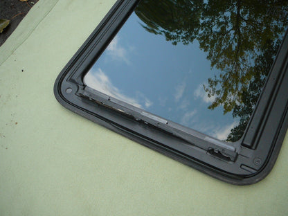 11 - 22 JEEP GRAND CHEROKEE SINGLE PANE OEM FACTORY SUNROOF GLASS  68082476AB
