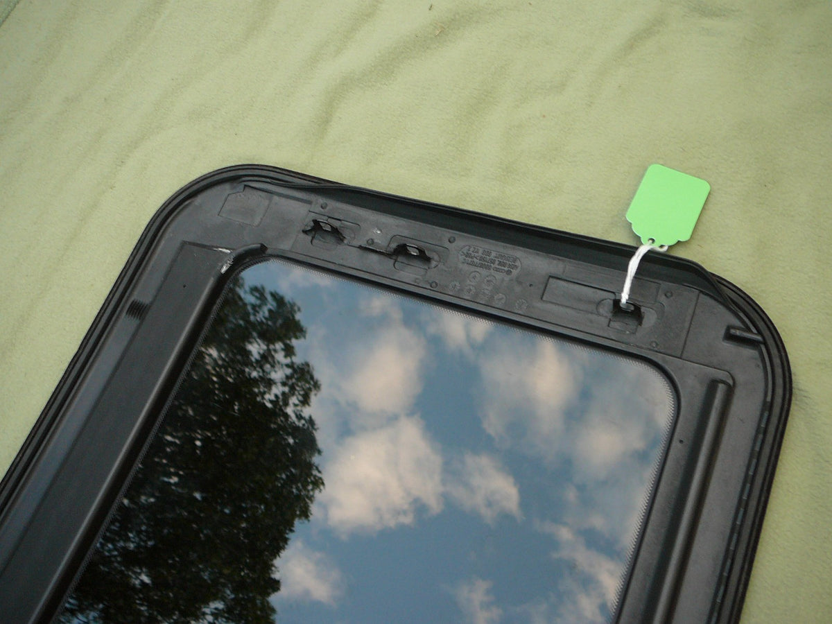 2000 - 2003 VOLKSWAGON GTI SUNROOF GLASS 8D9-877-071-C; 8D9877071C