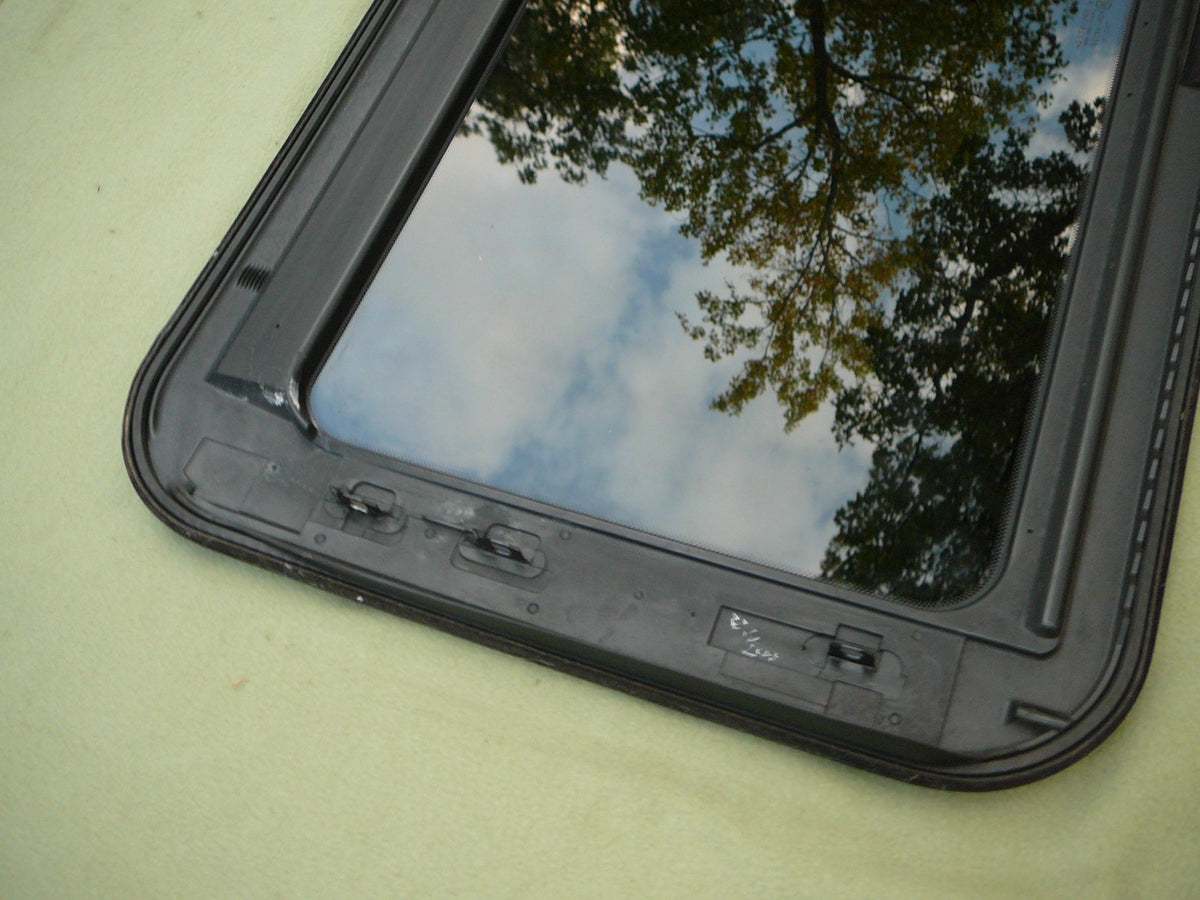 2000 - 2003 VOLKSWAGON GTI SUNROOF GLASS 8D9-877-071-C; 8D9877071C