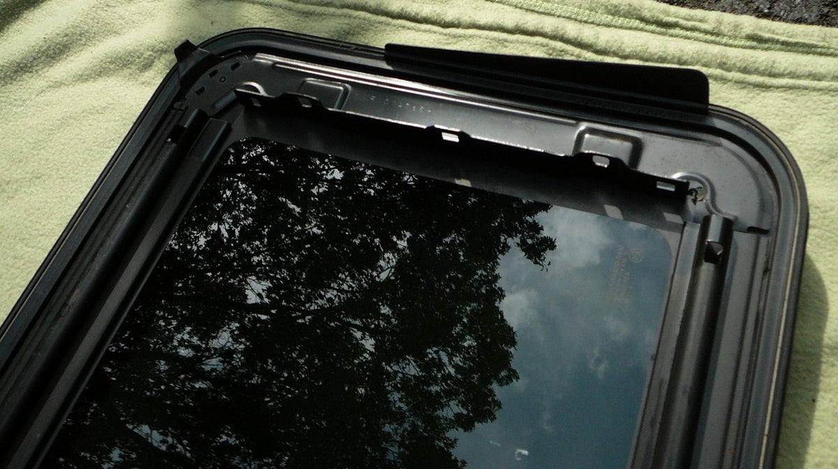 2004 - 2015 Nissan Armada Titan OEM Factory Sunroof Glass Panel 91210-7S010